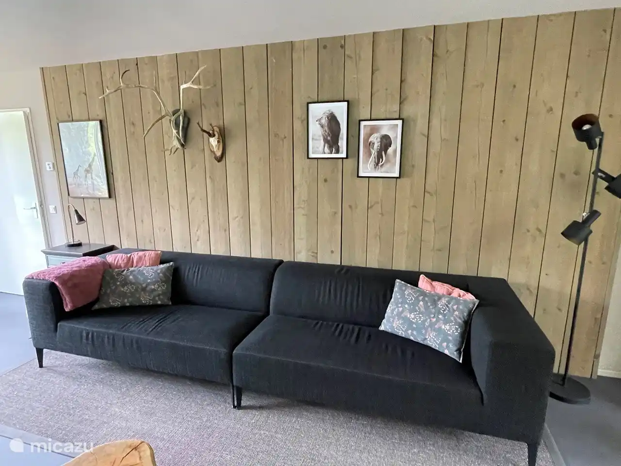 Schönes großes Sofa