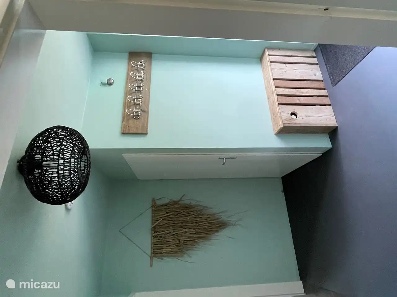 Diele mit separater Toilette, Garderobe und Schrank