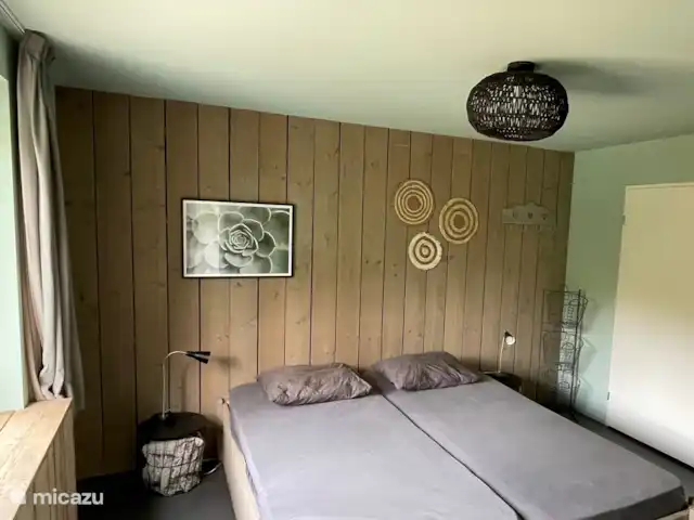 Casa de vacaciones Vlinder con estación de carga en Países Bajos, Güeldres, Lochem - casa vacacional Dormitorio 1 con camas de 2,10 y baño