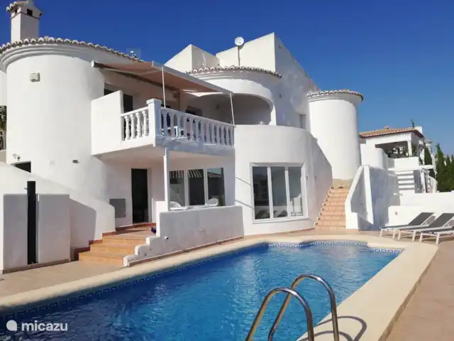 villa Casalucka4enjoy jusqu'à 12 pers | Espagne, Costa Blanca, Jalón - maison de vacances à l'arrière Casalucka4enjoy avec la terrasse Casa Milara en haut et l'entrée Casa Stirio en bas avec piscine privée et douche extérieure confuse