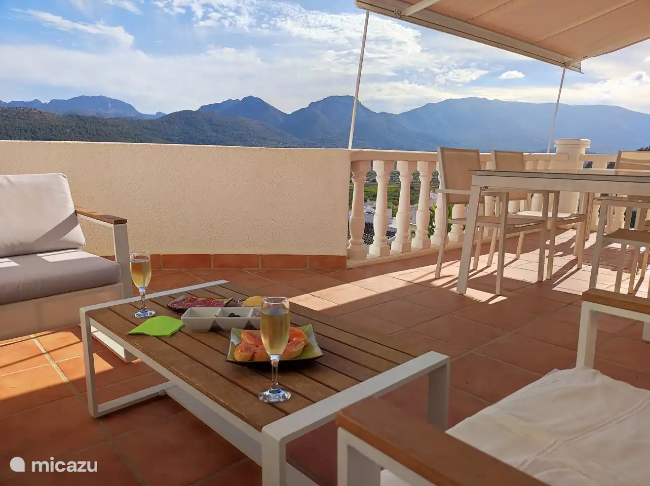 S&#252;dterrasse mit 180-Grad-Blick auf das Jalon-Tal