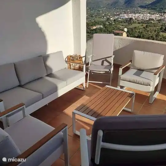 Terrasse von Casalucka4enjoy mit 180&#176;-Blick auf das Jalon-Tal