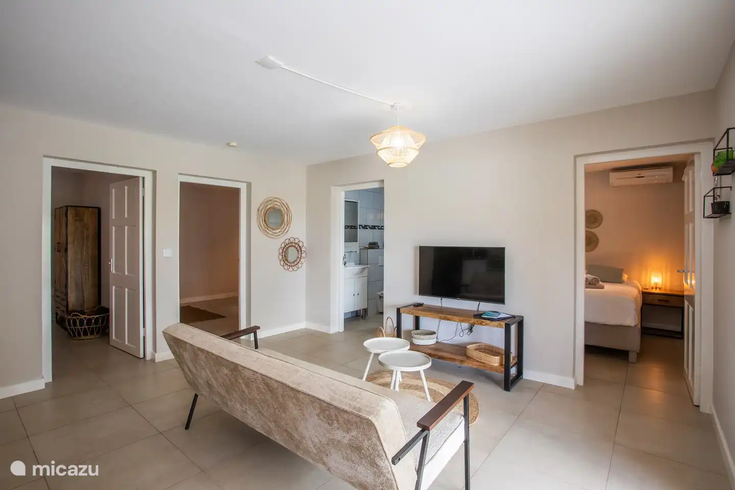 Die Sitzecke mit Smart-TV