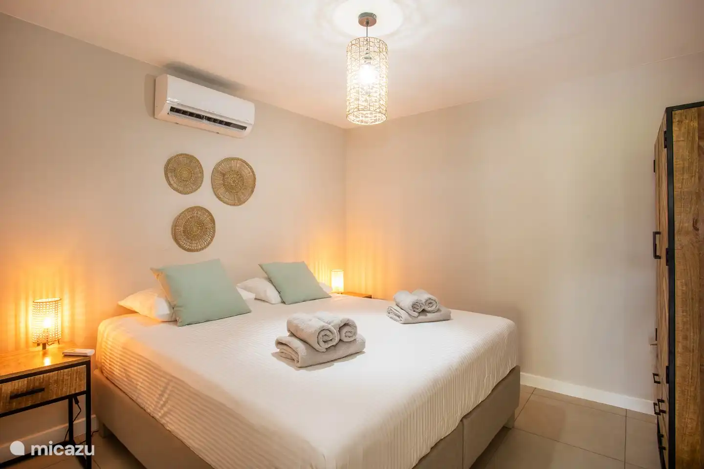 Schlafzimmer 2, geräumiges Schlafzimmer mit einem großen Doppelbett, Nachttischen und einem Wäscheschrank.