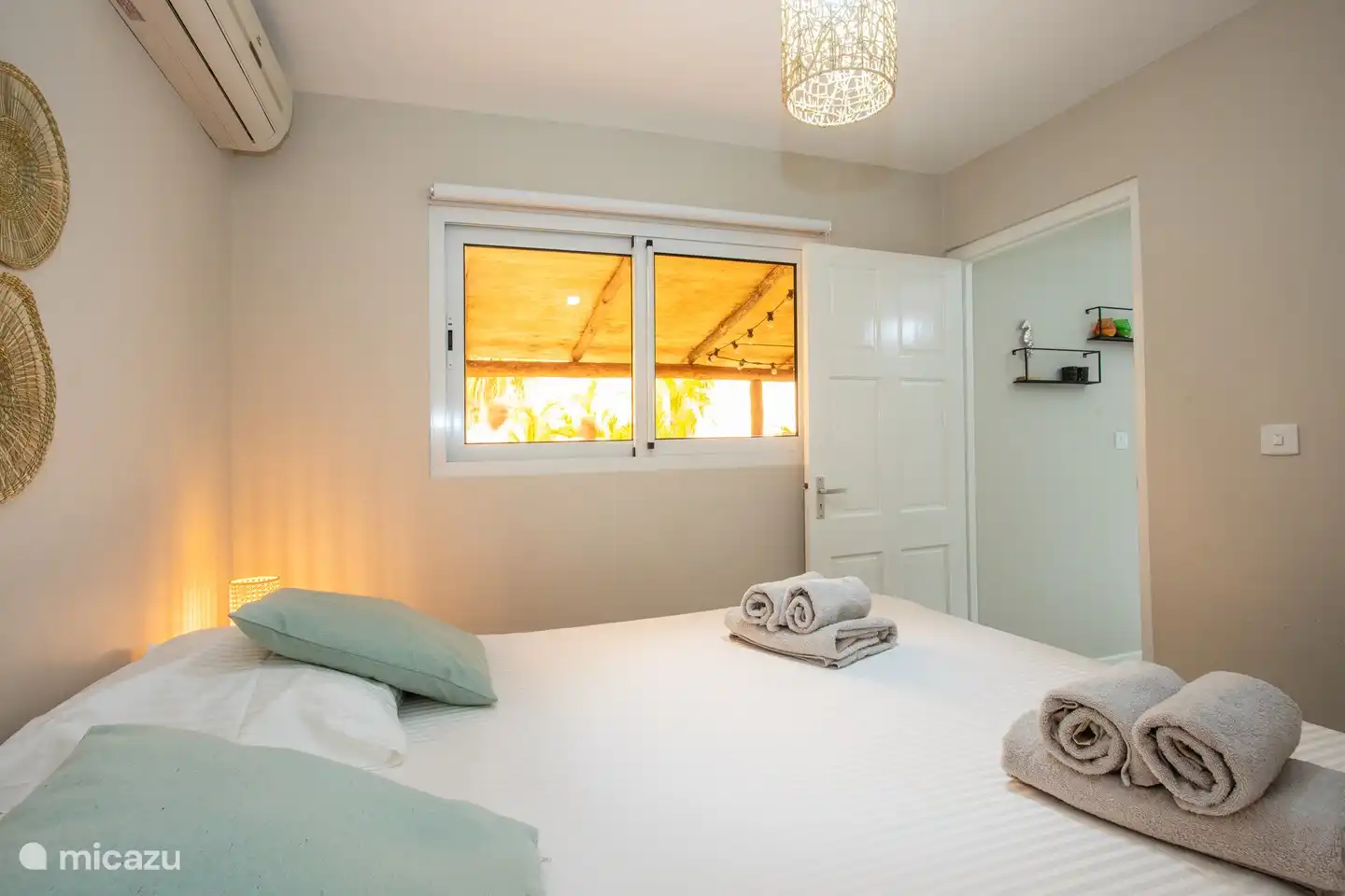 Schlafzimmer 3, geräumiges Schlafzimmer mit einem großen Doppelbett, Nachttischen und einer Kofferablage