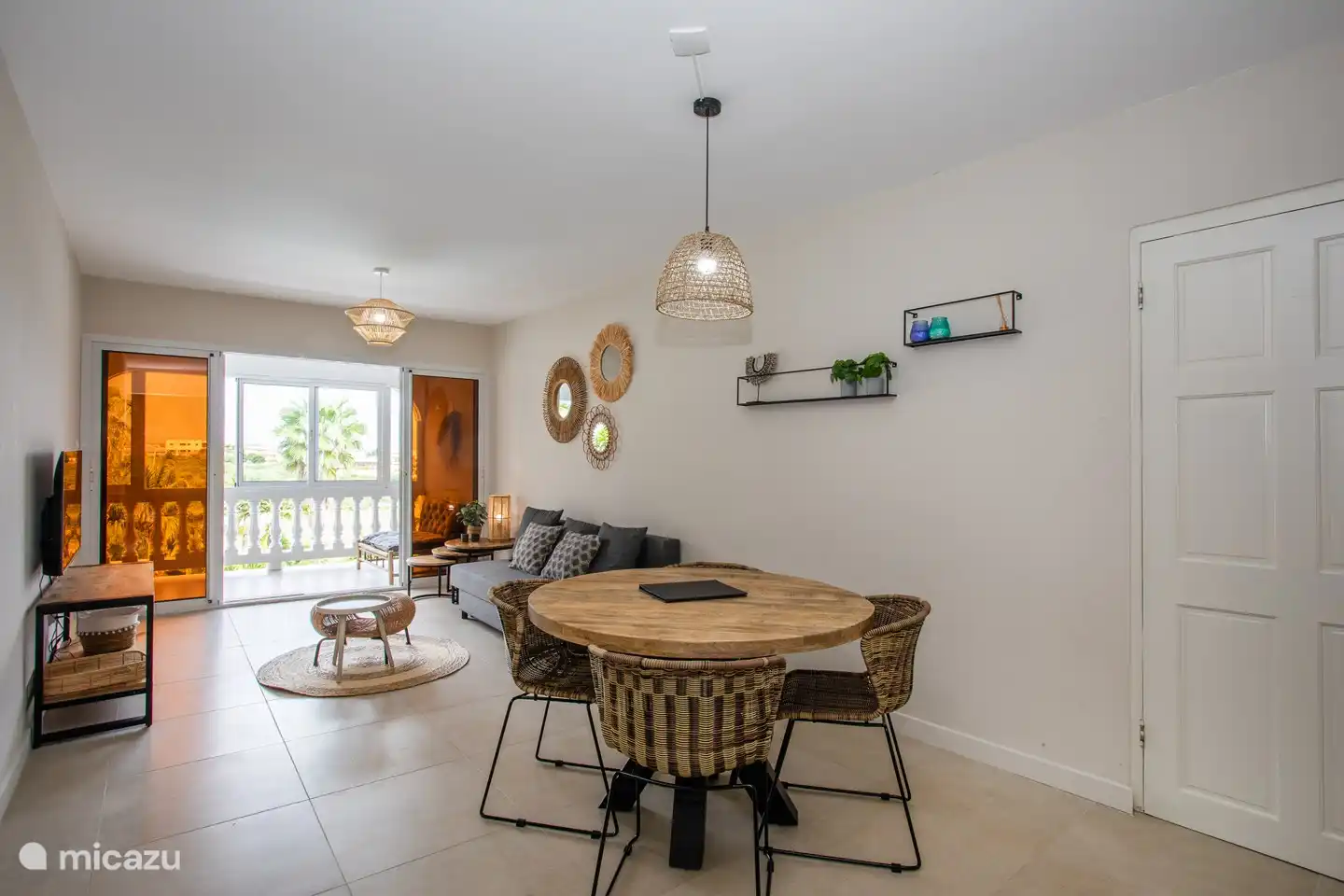 Esstisch und Sitzecke