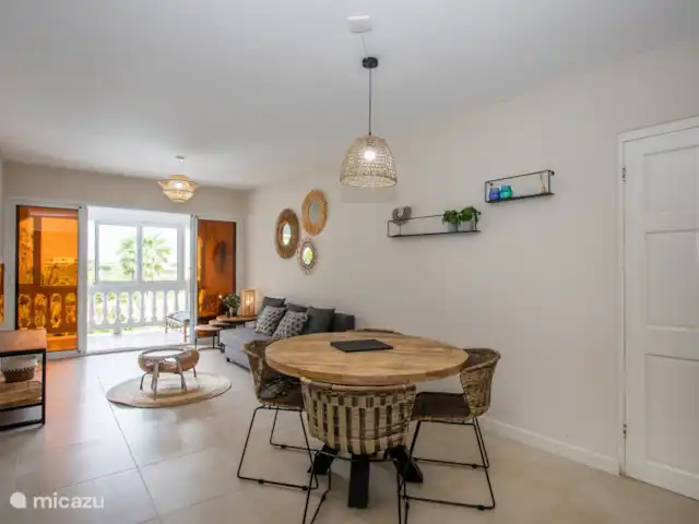 Location de Vacances Curaçao, Banda Ariba (est), Jan Thiel, appartement - Appartement quadruple avec balcon table à manger et coin salon