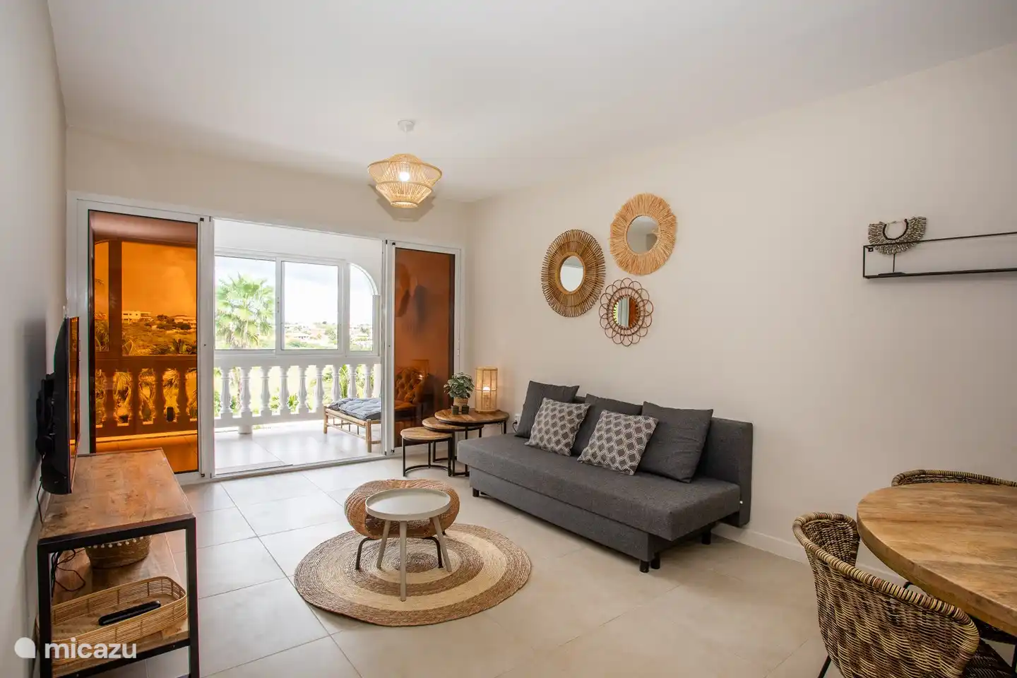 Sitzecke mit Fernseher und einem Doppelschlafsofa