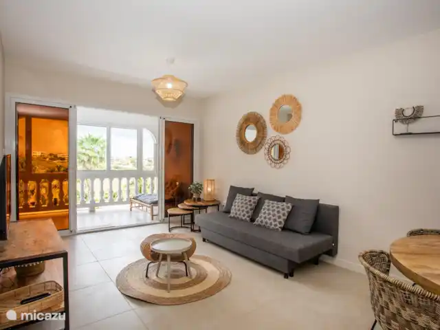 Location de Vacances Curaçao, Banda Ariba (est), Jan Thiel, appartement - Appartement quadruple avec balcon Coin salon avec télévision et un canapé-lit double