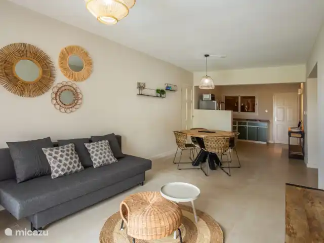 Location de Vacances Curaçao, Banda Ariba (est), Jan Thiel, appartement - Appartement quadruple avec balcon salon et cuisine