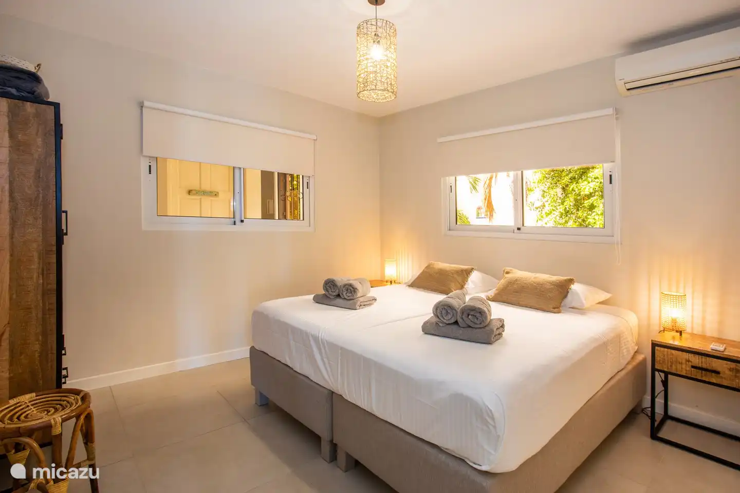 Schlafzimmer 1, mit großem bequemem Bett und Kleiderschrank