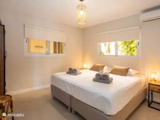 Location de Vacances Curaçao, Banda Ariba (est), Jan Thiel, appartement - Appartement quadruple avec balcon chambre 1, avec grand lit confortable et armoire