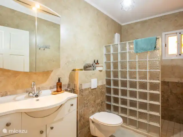 Location de Vacances Curaçao, Banda Ariba (est), Jan Thiel, appartement - Appartement quadruple avec balcon salle de bains