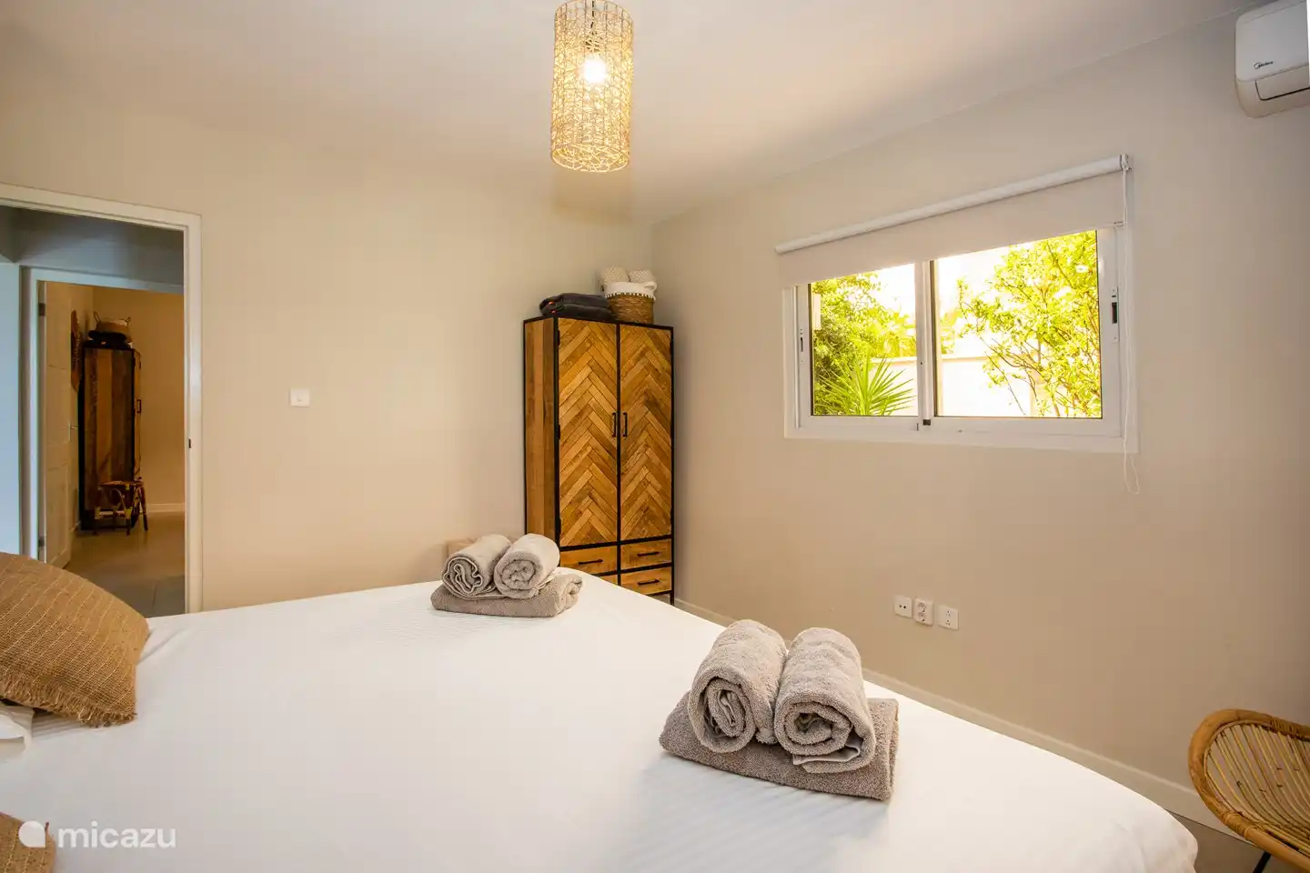 Schlafzimmer 2, mit großem bequemen Bett und Kleiderschrank