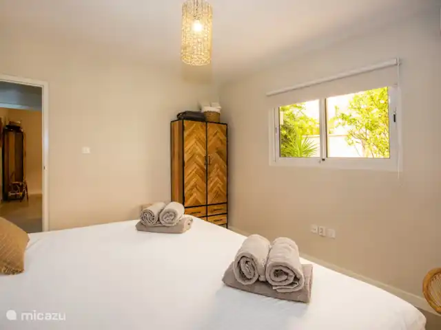 Location de Vacances Curaçao, Banda Ariba (est), Jan Thiel, appartement - Appartement quadruple avec balcon chambre 2, avec grand lit confortable et armoire