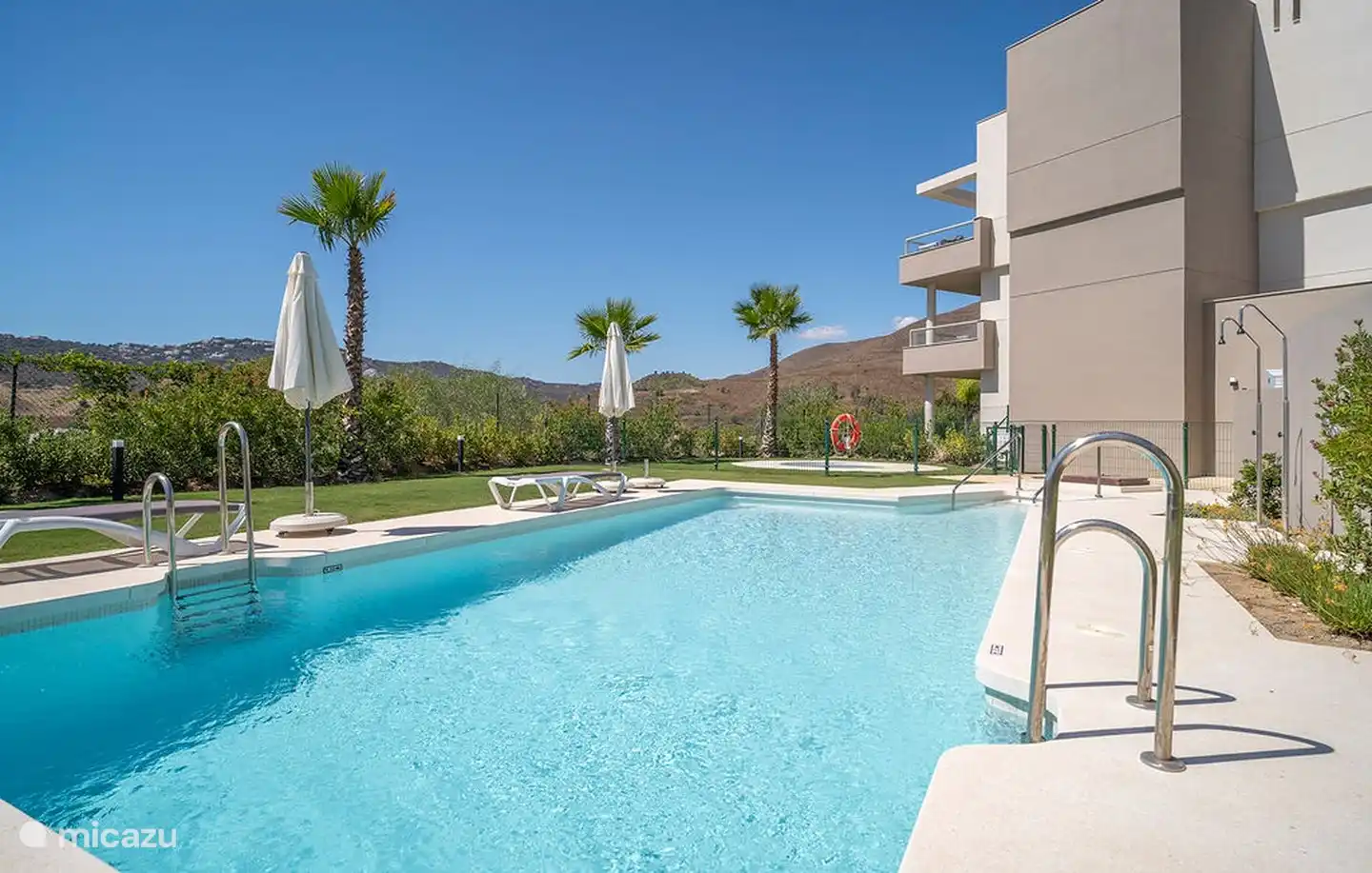 La piscine où vous pourrez vous détendre et vous rafraîchir