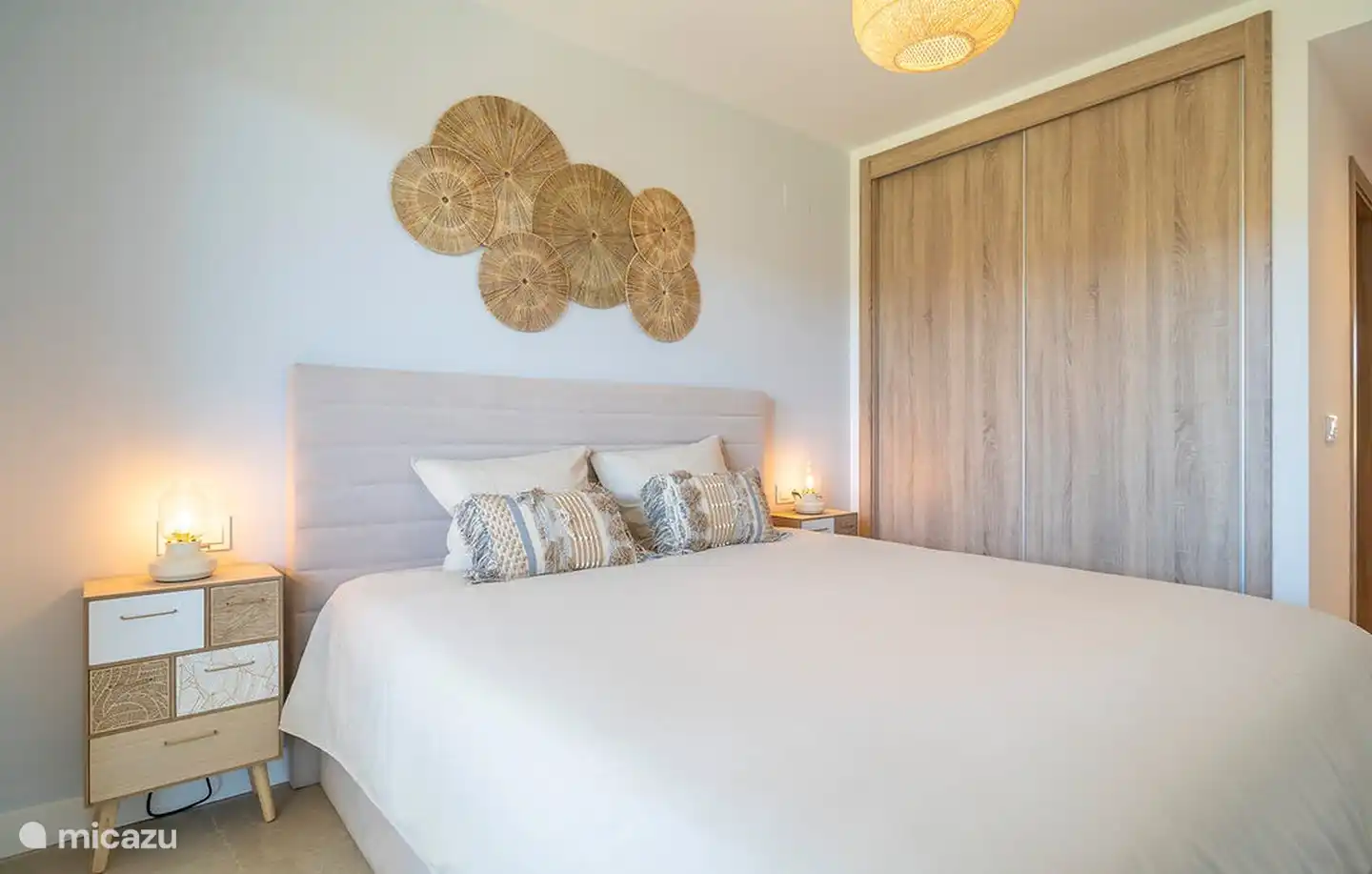 Chambre spacieuse avec placards intégrés