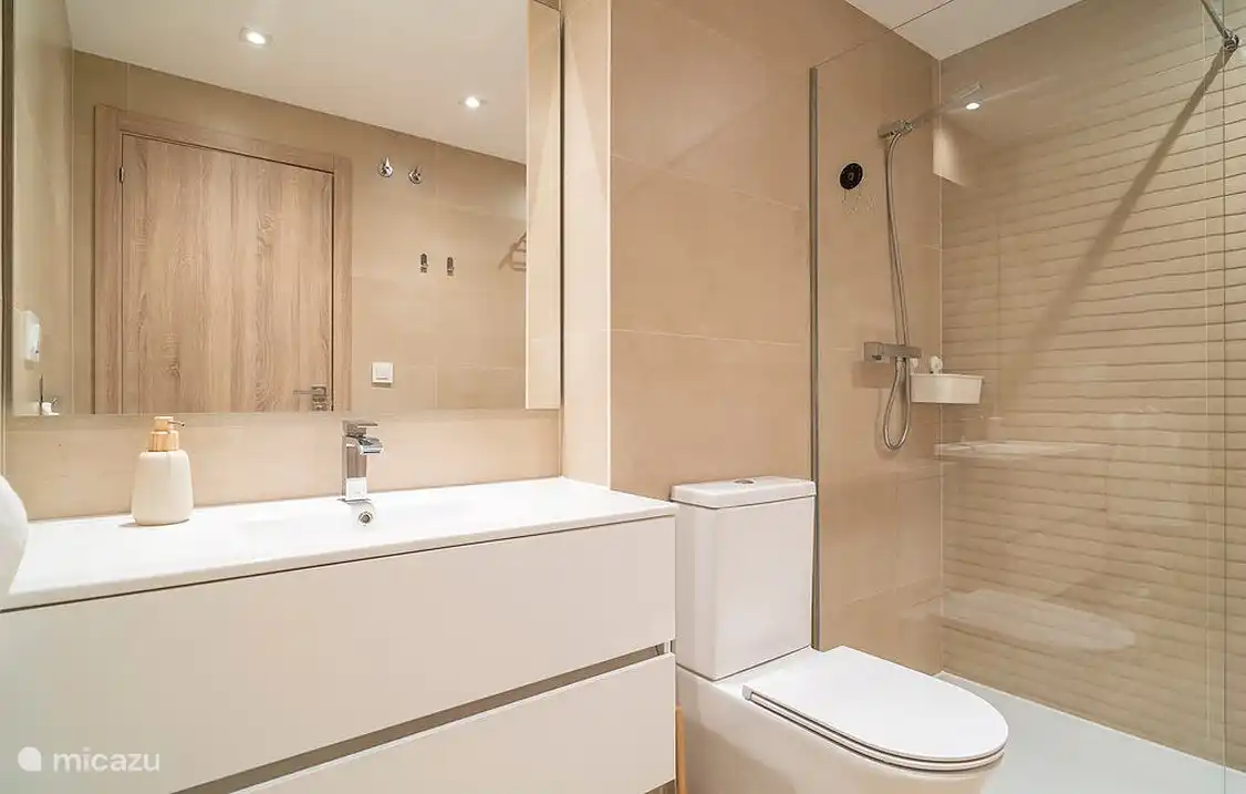 Salle de bain communicante appartenant à la chambre parentale