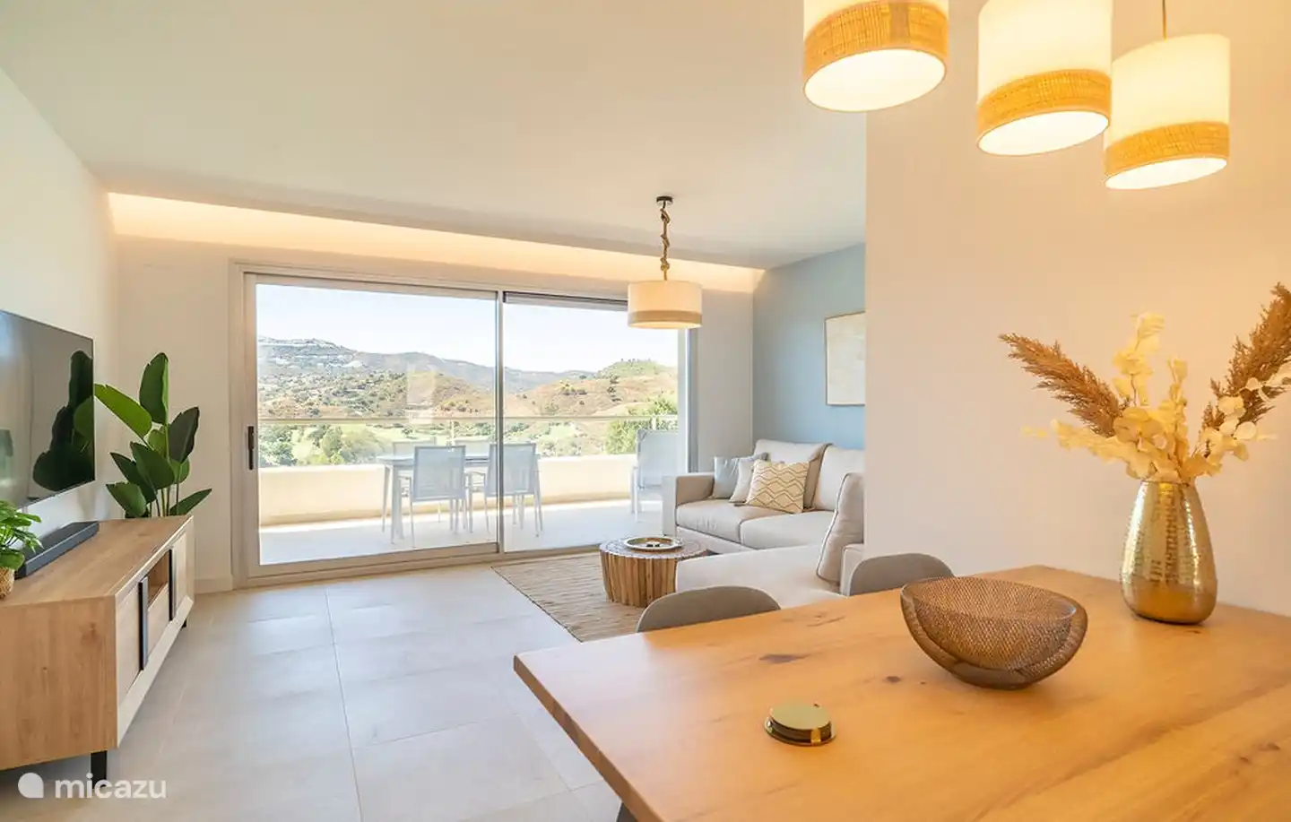 La vue en entrant dans l'appartement avec le salon puis la terrasse avec la superbe vue