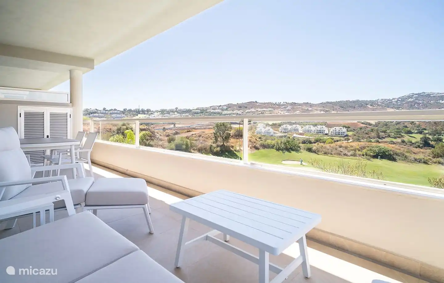 La terrasse avec vue sur la vallée et les golfs. La vue sur la droite est encore plus belle
