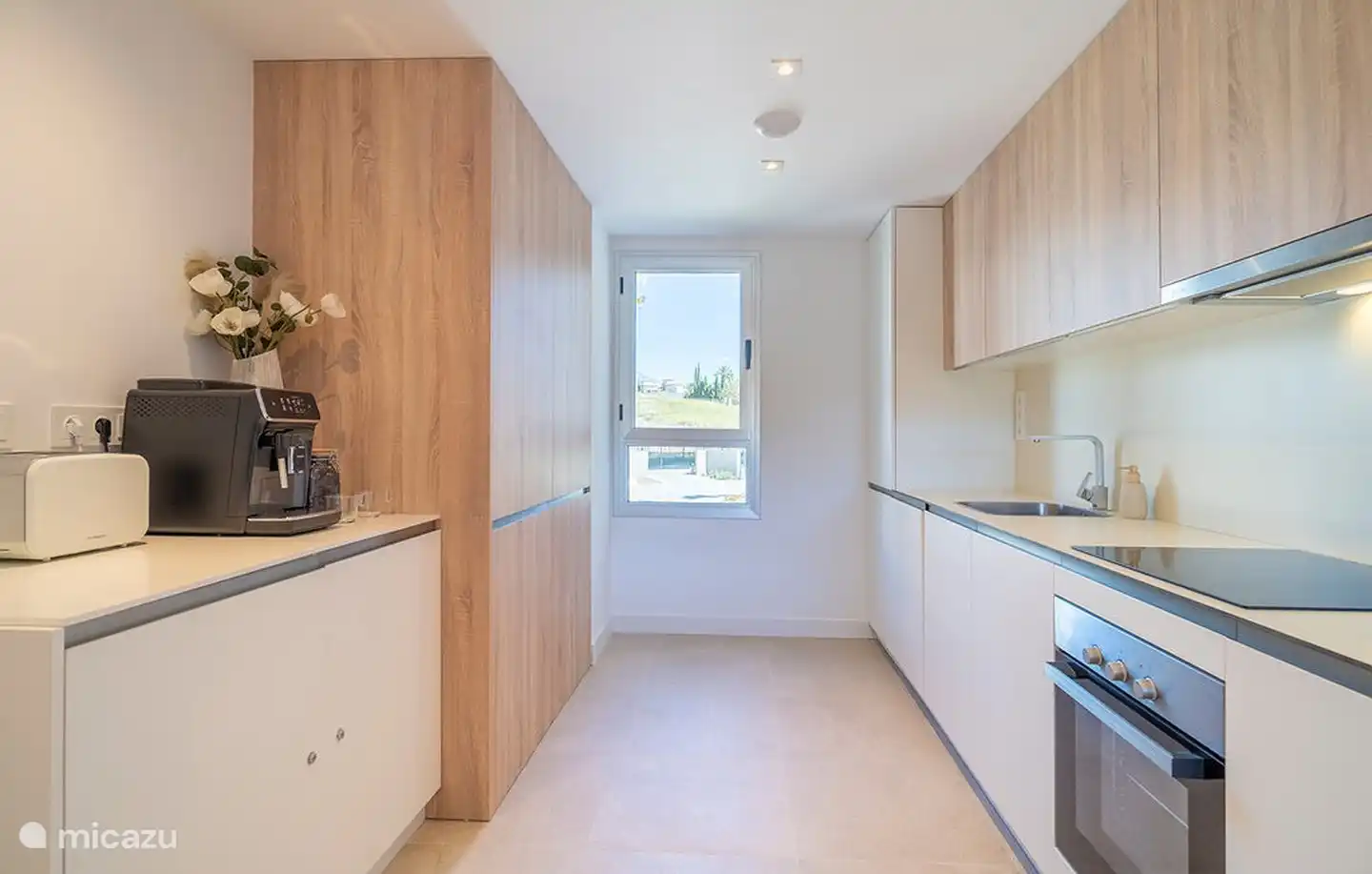 La cuisine avec machine à expresso, lave-vaisselle et toutes autres commodités