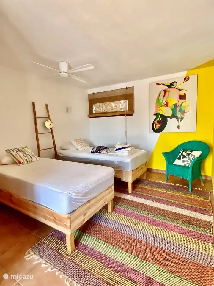 Bananenzimmer mit zwei Einzelbetten oder einem Doppelbett