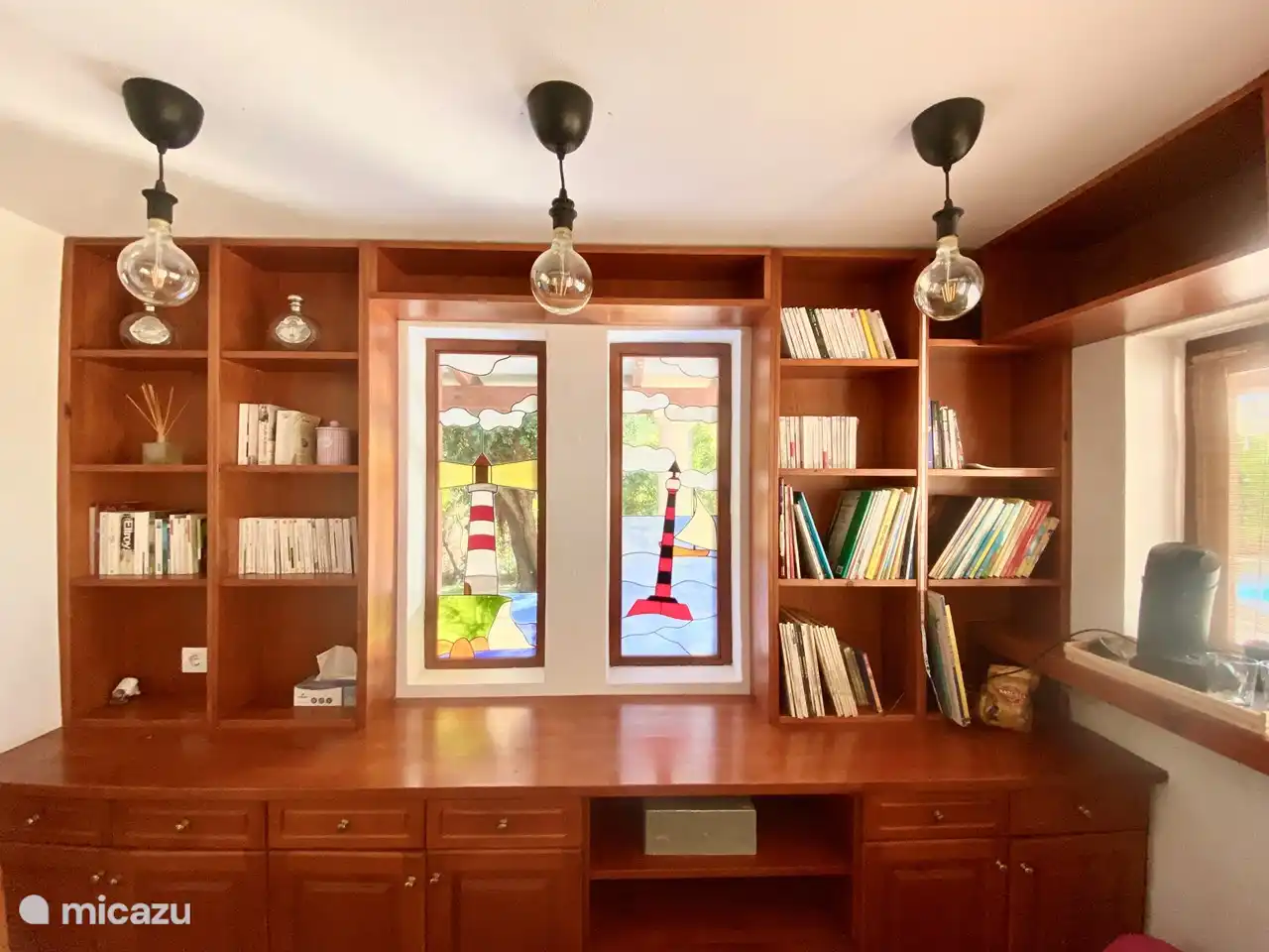 Library of Bananas-Raum mit Büchern und Comics.