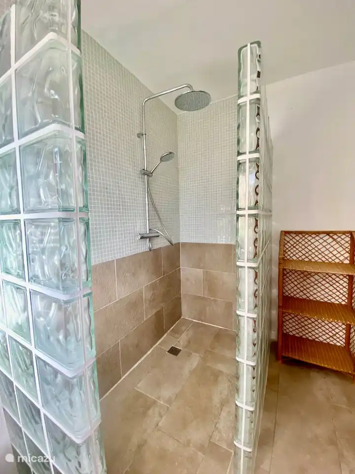 Der Duschraum des Banabas-Raums + Toilette. Das Banabas-Zimmer verfügt über ein Duschbad, das sich zur Poolterrasse hin öffnet.