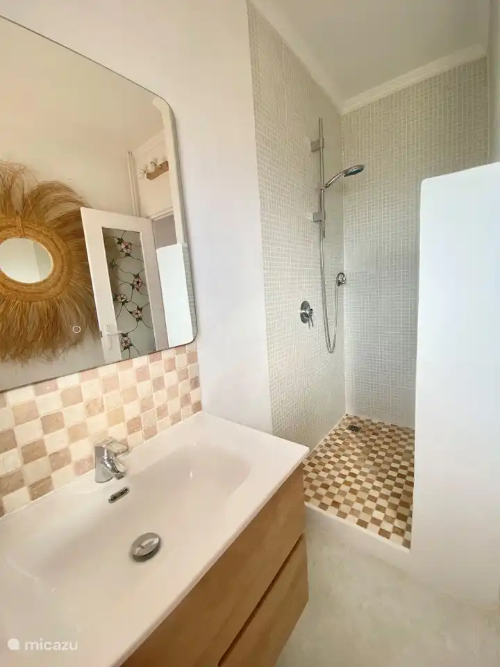 Duschbad von Floyd mit WC.