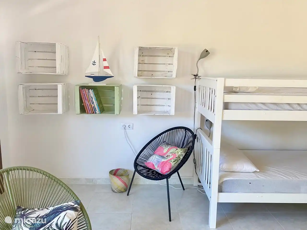 Rosa Zimmer, Jugendzimmer. 2 Etagenbetten, kleine Küche und Bad mit Dusche und WC.