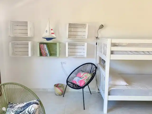 Villa Violeta : famille, plaisir et soleil | Espagne, Costa Blanca, Jávea - maison de vacances Chambre rose, chambre jeunesse. 2 lits superposés, petite cuisine et salle de bain avec douche et WC.