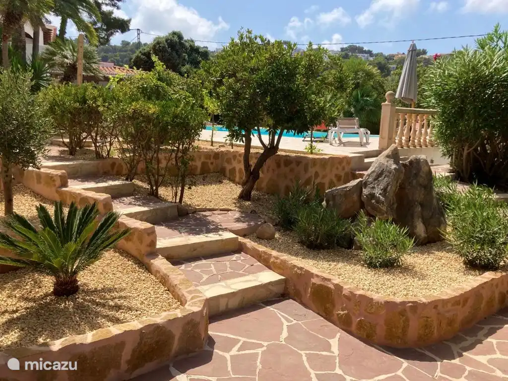 Blick auf den Garten rund um den Pool, wo viel Ruhe oder Spaß möglich ist, je nachdem, wer Sie sind und wonach Sie suchen.