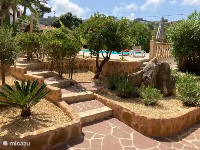 Villa Violeta : famille, plaisir et soleil | Espagne, Costa Blanca, Jávea - maison de vacances Vue sur le jardin entourant la piscine où beaucoup de repos ou de plaisir sont possibles, selon qui vous êtes et ce que vous recherchez.