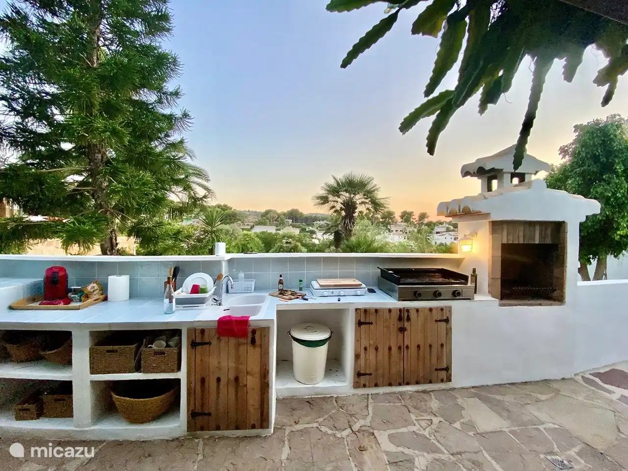 Die Outdoor-Küche mit Gas-Plancha, Figidaire, Spüle...