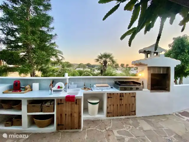 Villa Violeta : famille, plaisir et soleil | Espagne, Costa Blanca, Jávea - maison de vacances La cuisine d'extérieur avec sa plancha gaz de compétition, figidaire, évier...