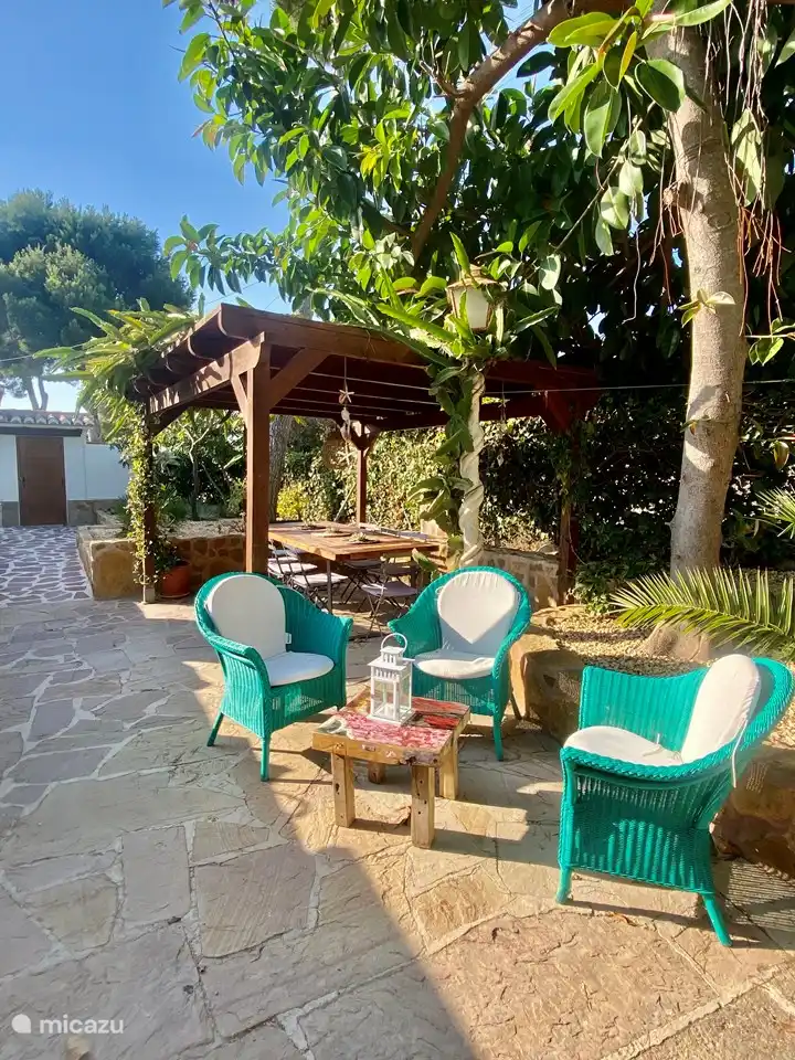 Die Outdoor-Küche. Der zentrale Treffpunkt für alle. Großer Tisch, um Sie zum Frühstück, Mittag- oder Abendessen zu empfangen.