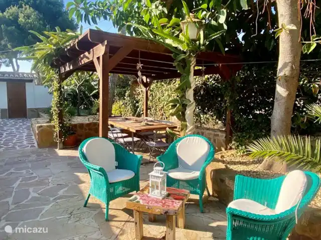 Villa Violeta : famille, plaisir et soleil | Espagne, Costa Blanca, Jávea - maison de vacances La cuisine extérieure. Le point central où tout le monde se retrouve. Grande table pour vous recevoir pour le petit déjeuner, le déjeuner ou le dîner.
