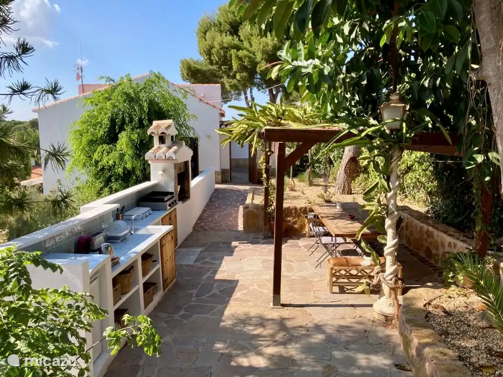 Die Outdoor-Küche. Der zentrale Treffpunkt für alle. Großer Tisch, um Sie zum Frühstück, Mittag- oder Abendessen zu empfangen.