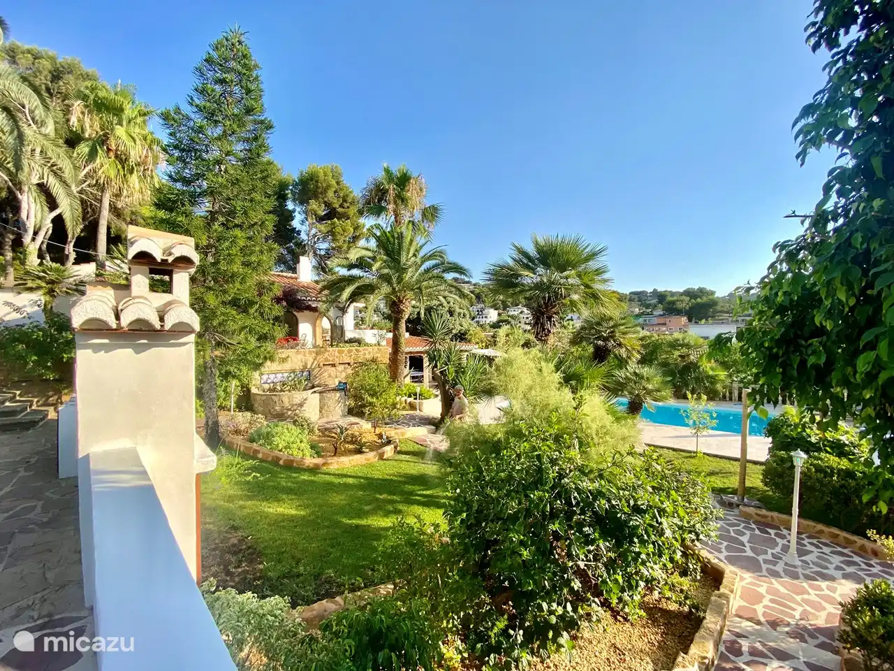 Blick auf den Garten rund um den Pool, wo viel Ruhe oder Spaß möglich ist, je nachdem, wer Sie sind und wonach Sie suchen.