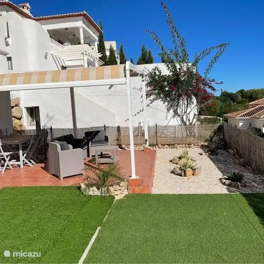 tranquila terraza con toldo