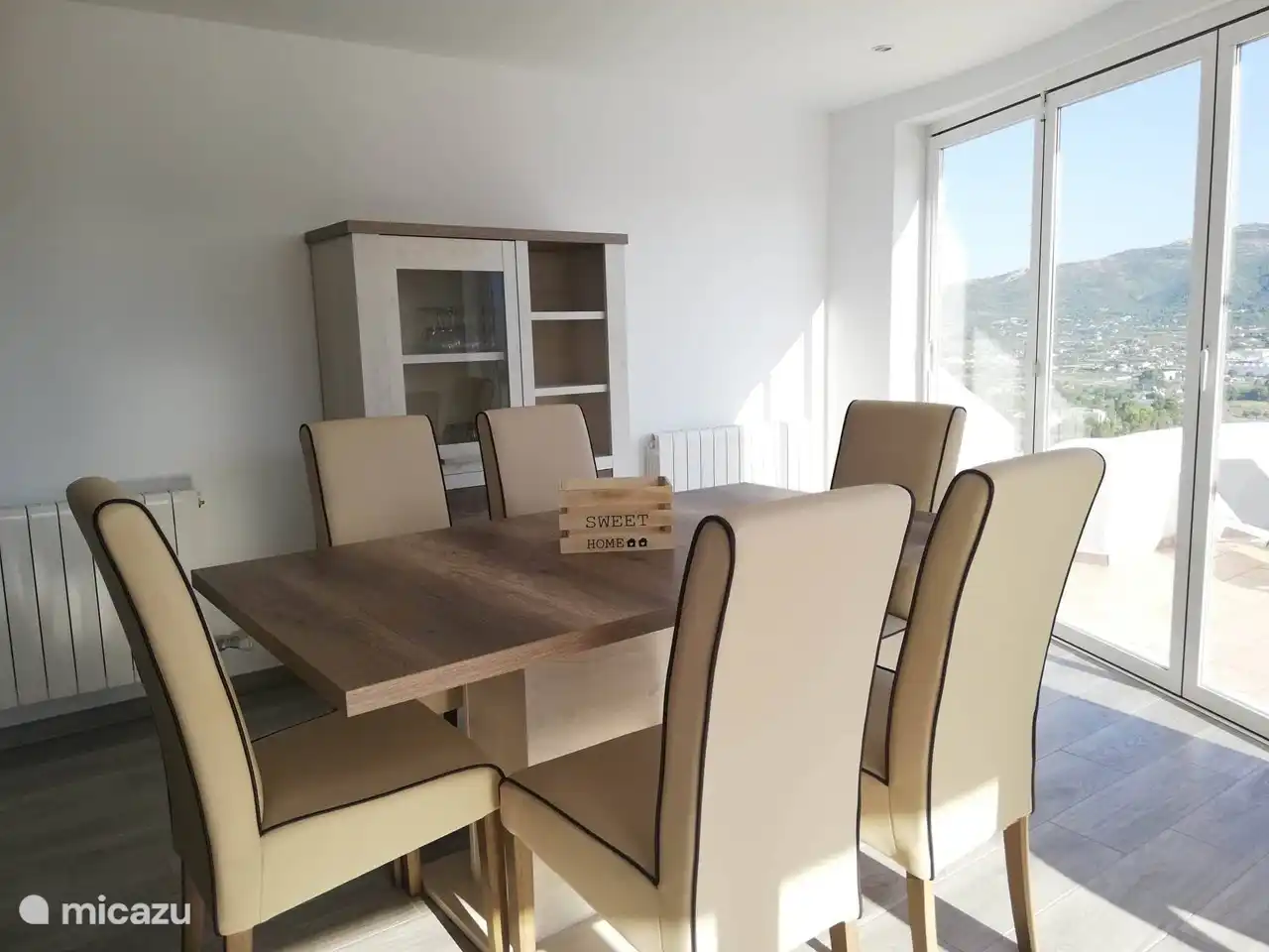 Esszimmer mit Blick auf die Berge