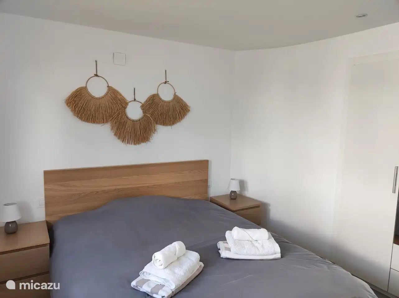 gro&#223;es Schlafzimmer mit Bett 160 x 190