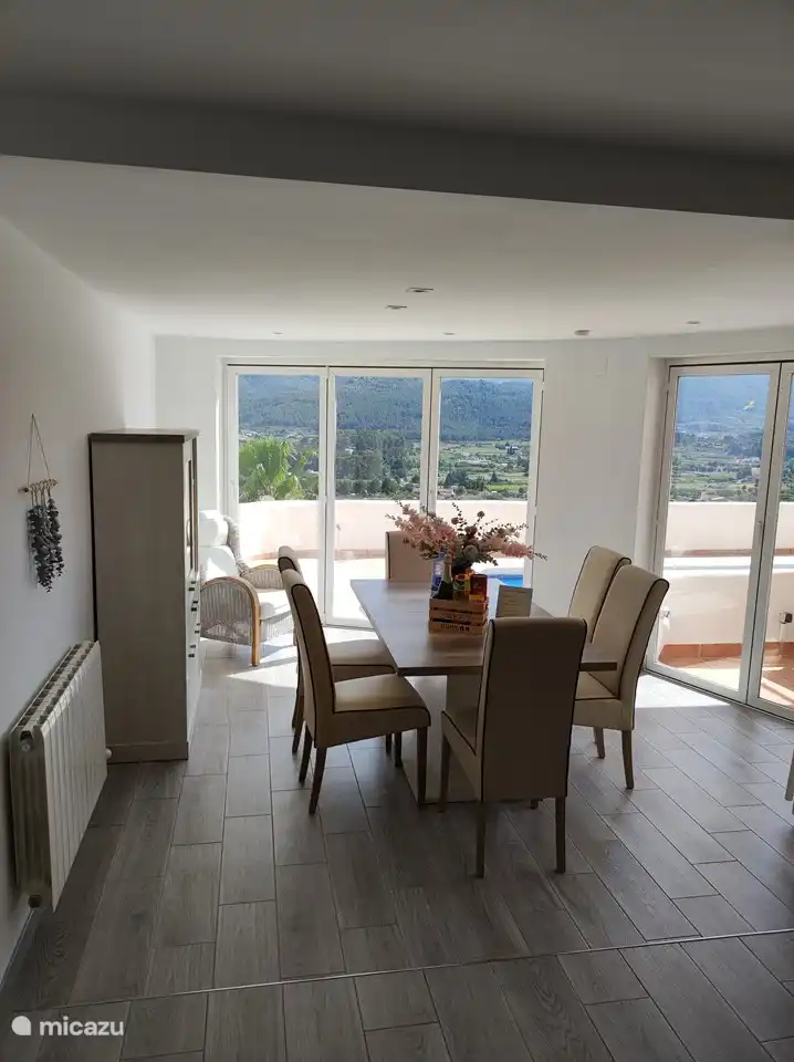 área de comedor con ventanas de acordeón para una sensación abierta