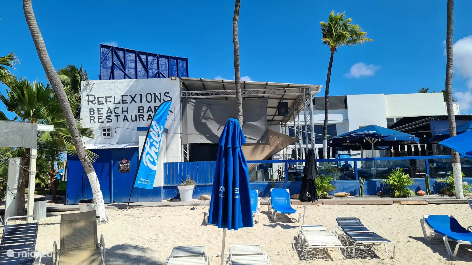 Lovely beach with affordable rental beds and delicious food