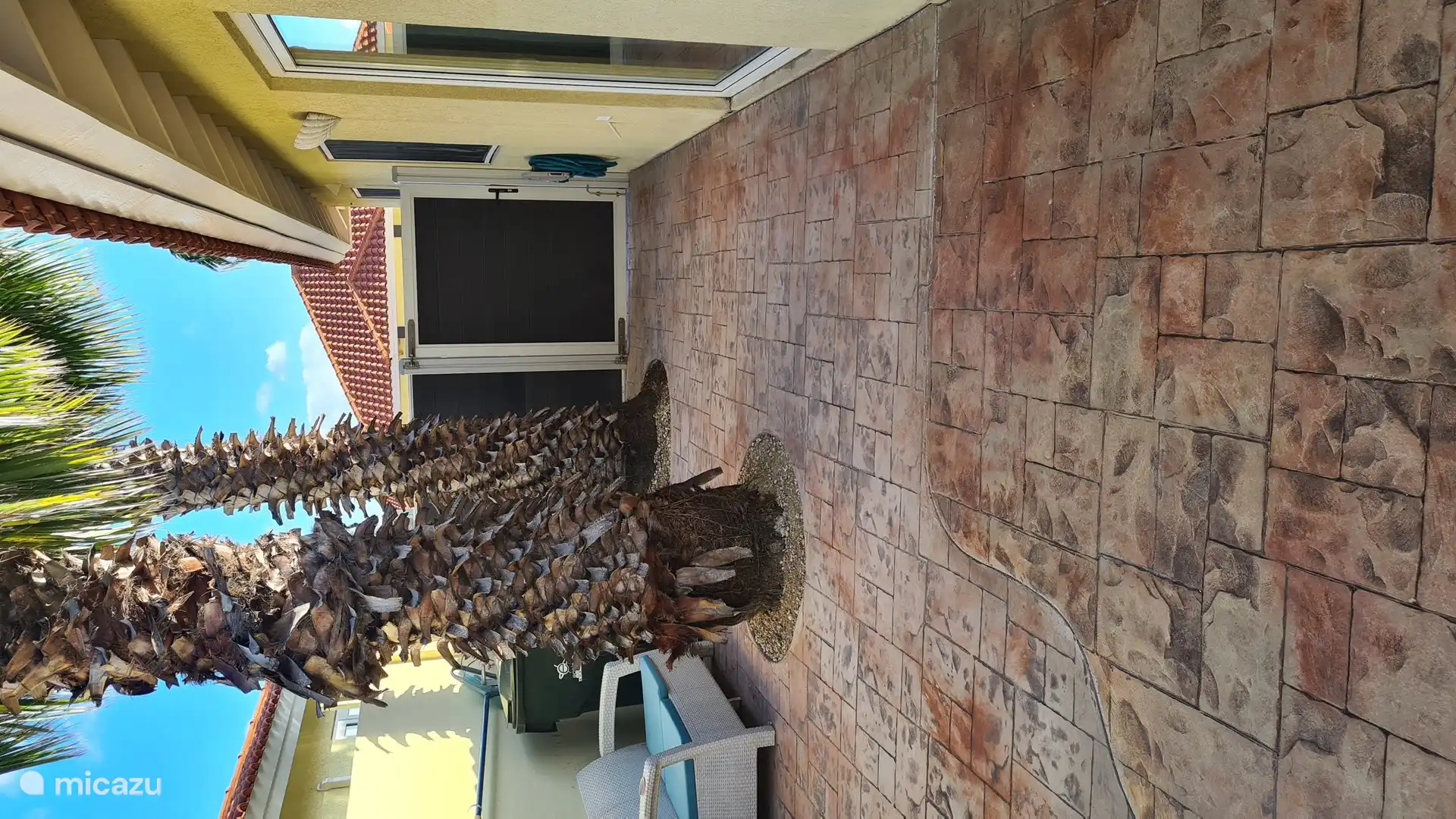 Side house with gate from the street to the courtyard