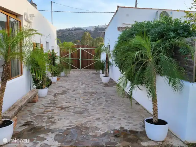 Location de Vacances Espagne, Andalousie, Vejer de la Frontera, finca - Villa La Luna 'La Casita' entrée jardin vue sur Vejer gauche LaCasa droite LaCasita