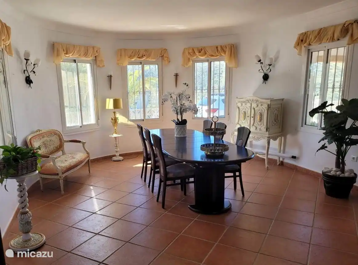 Geräumiges Esszimmer