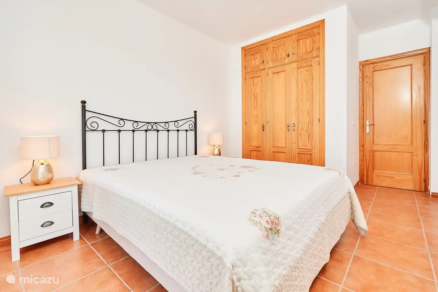 Master-Schlafzimmer mit geräumigem Schrank