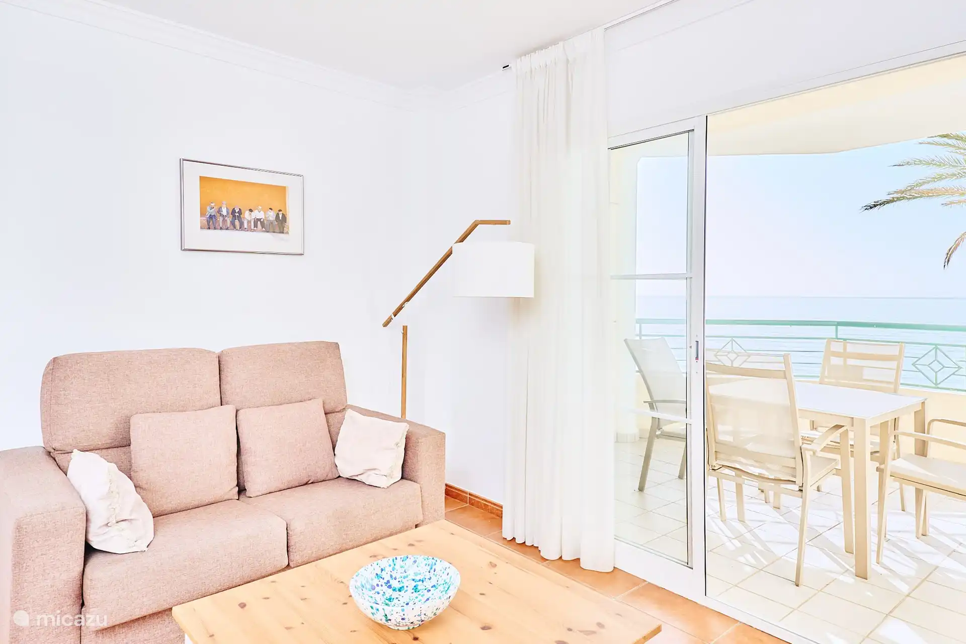 Wohnzimmer mit angrenzender Terrasse und Meerblick