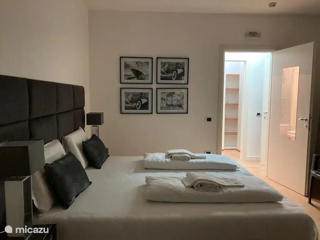 Das Schlafzimmer grenzt an das Badezimmer und ist durch einen Flur vom Wohnzimmer getrennt.